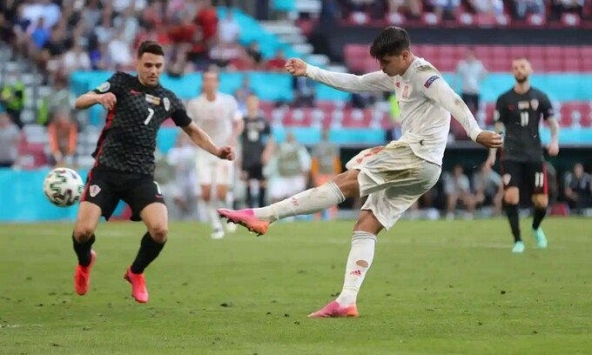 Tây Ban Nha vượt qua Croatia trong “cơn mưa bàn thắng”