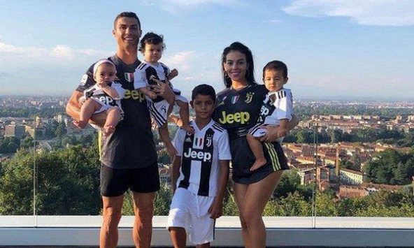 Choáng ngợp cuộc sống xa hoa của Cristiano Ronaldo: Sở hữu hàng loạt đồng hồ, 'xế hộp' xịn, chi 37.000 USD chỉ để gọi đồ uống