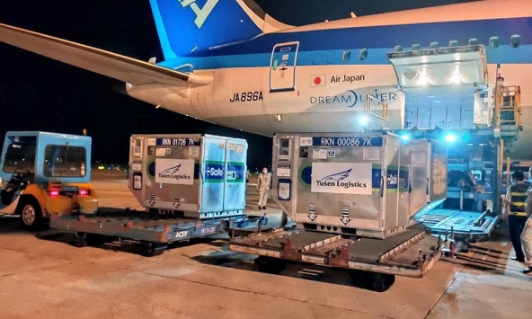 400.000 liều vaccine Nhật Bản tài trợ đã hạ cánh tại sân bay Tân Sơn Nhất TP.HCM.