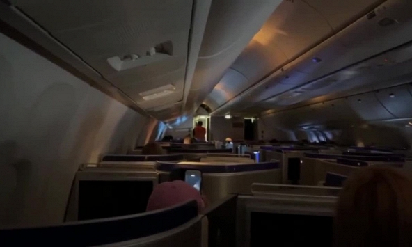 Chim bay loạn xạ trong khoang hành khách khiến chuyến bay bị chậm giờ