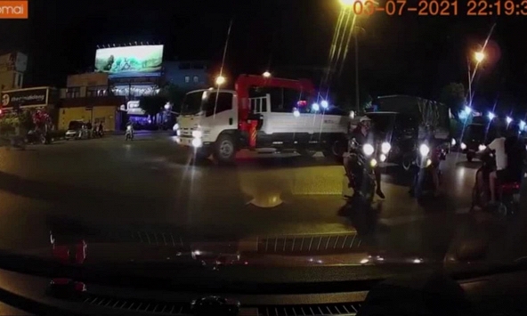 Vượt đèn đỏ tốc độ cao, ô tô gây tai nạn rồi bỏ chạy khỏi hiện trường