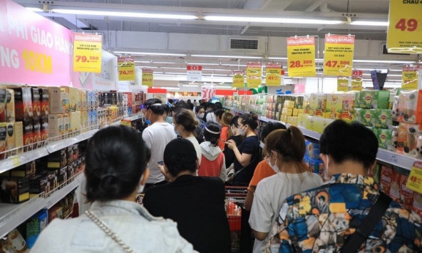 Người Sài Gòn ùn ùn mua thực phẩm, nhiều nơi quá tải