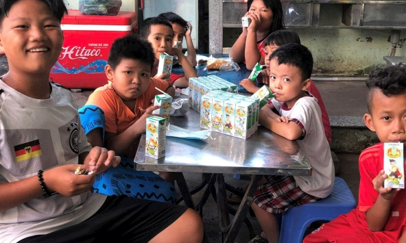 Quỹ sữa Vươn cao Việt Nam mang lại nụ cười hạnh phúc cho trẻ thơ trong mùa dịch