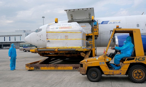 Hơn 97.000 liều vaccine COVID-19 Pfizer về Việt Nam