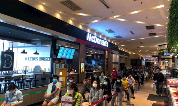 Người mua tăng đột biến, siêu thị tăng hàng hóa lên 600%