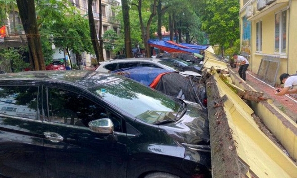 Hiện trường tường rào trường mầm non đè bẹp hàng loạt ôtô