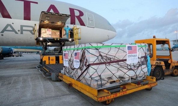 2 triệu liều vaccine COVID-19 do Mỹ viện trợ đã đến sân bay Nội Bài