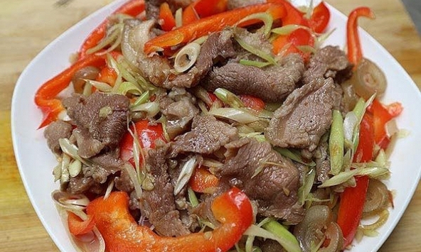 Món ngon mỗi ngày: Đưa cơm với cách làm thịt bê xào sả ớt thơm cay đúng vị