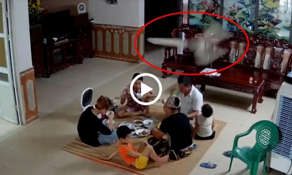 Quạt trần bất ngờ rơi xuống mâm cơm khiến mọi người hốt hoảng