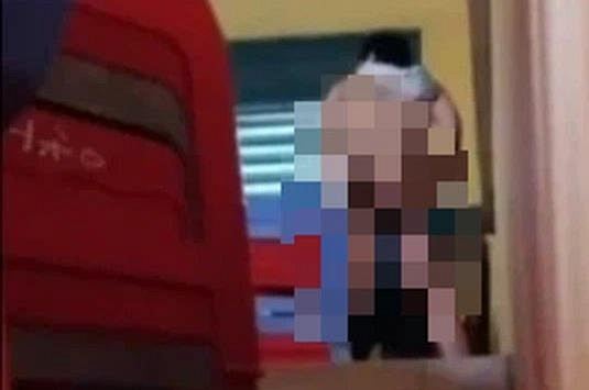 Xôn xao clip nghi thầy giáo 'mây mưa' với nam sinh ngay trên bục giảng