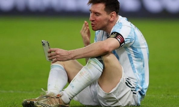 Messi dùng điện thoại gì để gọi cho vợ khoe huy chương vô địch Copa America 2021