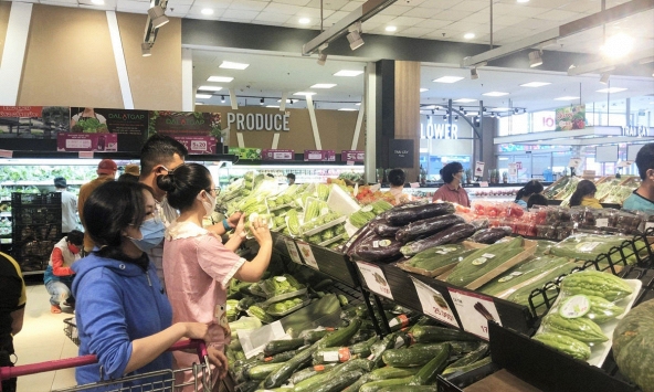 Người dân TP.HCM vẫn mua rau xanh giá cao gấp 3-4 lần