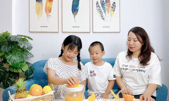 Ở nhà phòng dịch ngày giãn cách, bố mẹ cùng con thực hiện 'Nhiệm vụ kép'