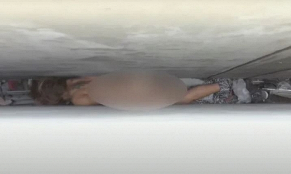 Giải cứu người phụ nữ khỏa thân mắc kẹt trong khe hẹp 20 cm