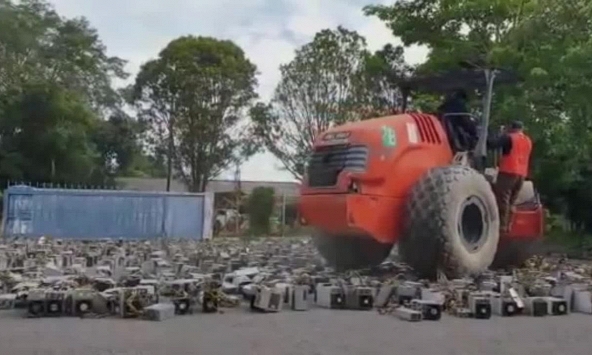 Malaysia nghiền nát hàng nghìn máy đào Bitcoin bất hợp pháp