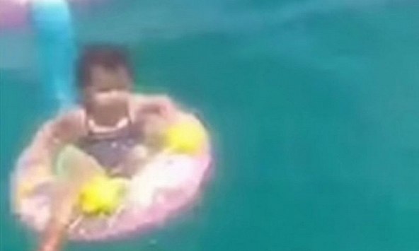 Giải cứu bé 1 tuổi trôi dạt xa 1,6 km ngoài biển