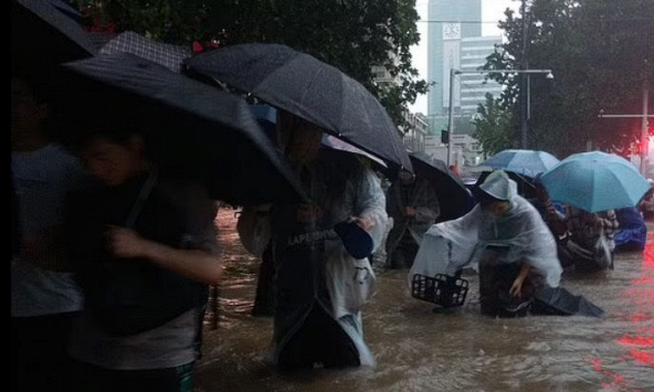 Video gây sốc hành khách mắc kẹt trong tàu điện ngầm nước ngập tới vai