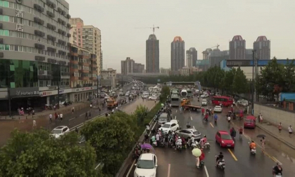 Ô tô chất đống trên phố sau trận lụt 'ngàn năm có một' ở Trung Quốc