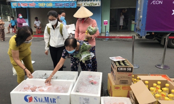 Nhiều chợ truyền thống của TPHCM hoạt động trở lại, giá thực phẩm bắt đầu giảm