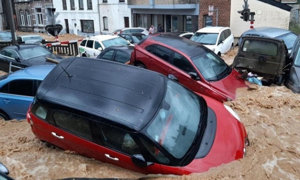 Lũ lụt kinh hoàng cuốn trôi hàng loạt ô tô trên đường phố ở Bỉ