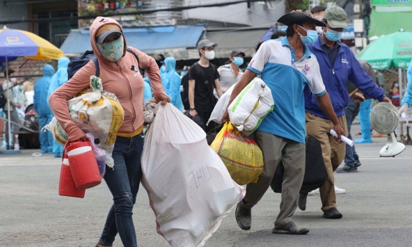 Ảnh: Hàng trăm người bắt đầu rời TP.HCM trở về Phú Yên