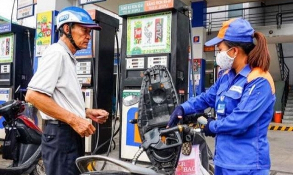 Giá xăng RON 95 giảm 102 đồng/lít