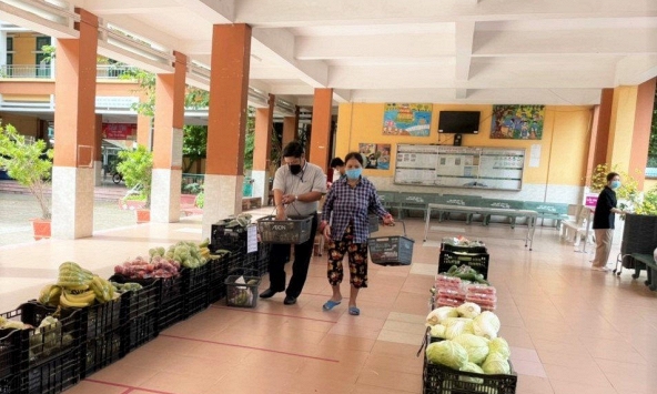 TP.HCM thực phẩm tại siêu thị dồi dào nhưng người dân khó tiếp cận