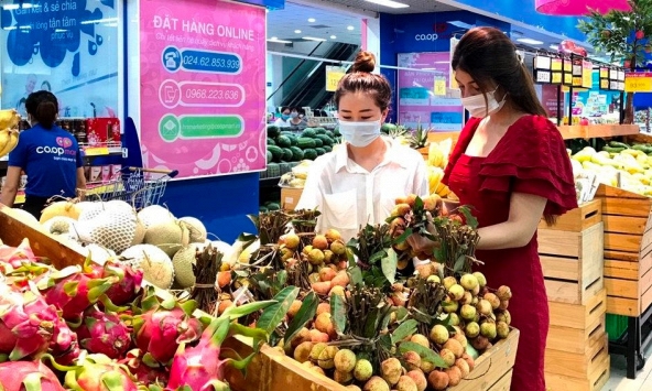 Thực phẩm TP.HCM neo mức cao, nông sản vẫn rớt giá thảm tại vườn