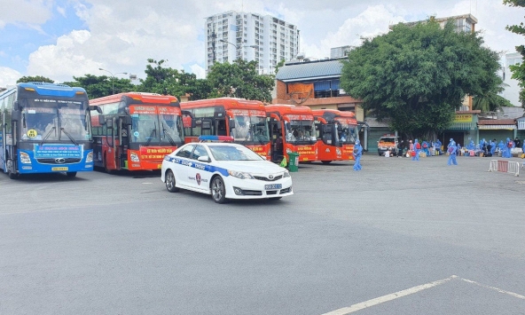 Cảnh sát giao thông Bình Thuận vào TP.HCM đón dân về quê tránh dịch