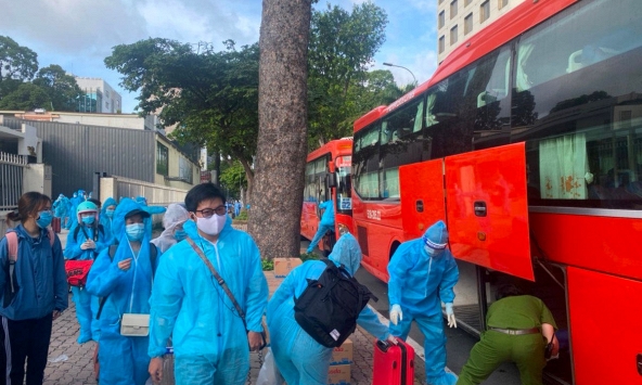 Dùng xe khách đưa hàng trăm sinh viên Khánh Hòa về quê