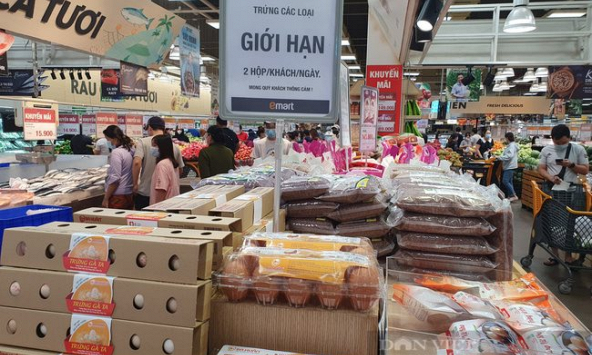 Trứng gia cầm tiếp tục khan hiếm, giá 'neo' ở mức cao