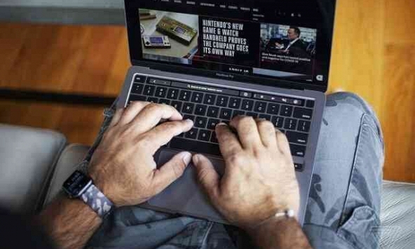 MacBook M1 dính lỗi nứt màn hình