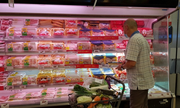 Giá trứng leo thang, thịt gà rẻ hơn rau