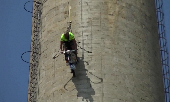 Đi xe Vespa dọc theo ống khói để vào sách Guinness