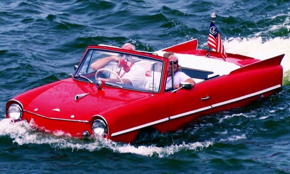 Xe mui trần lội nước 56 năm tuổi có giá từ 40.000 USD