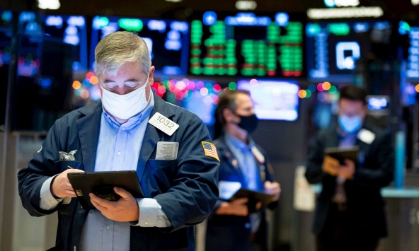 Dữ liệu việc làm gây thất vọng, chứng khoán Mỹ trượt khỏi mức kỷ lục