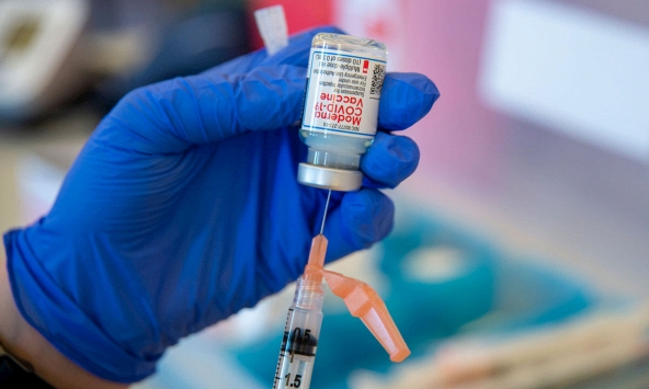 Moderna đề xuất tiêm mũi bổ trợ thứ 3 để chống lại các biến thể mới