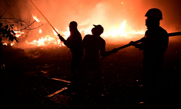 Đảo Hy Lạp chìm trong biển lửa, kinh dị như trong phim thảm họa