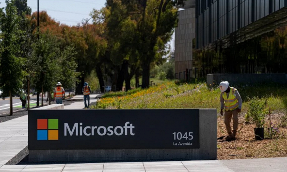 Nhiều công ty lớn yêu cầu nhân viên tiêm chủng, lùi thời gian quay lại làm việc trực tiếp