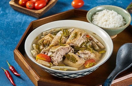 Món ngon mỗi ngày: Nấu canh gà lá me non
