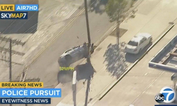 Ô tô lao như bay chạy trốn cảnh sát, kết cục đâm thẳng cột điện