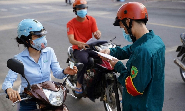 Nhân viên siêu thị, cửa hàng tiện lợi tại TP.HCM được phép ra đường sau 18h