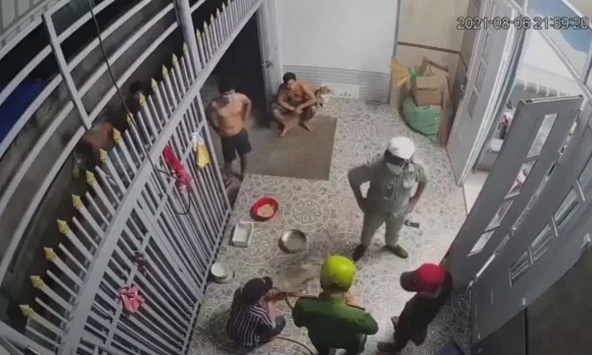 Chạy trốn công an, 2 thanh niên phi xe vào tận phòng khách nhà dân