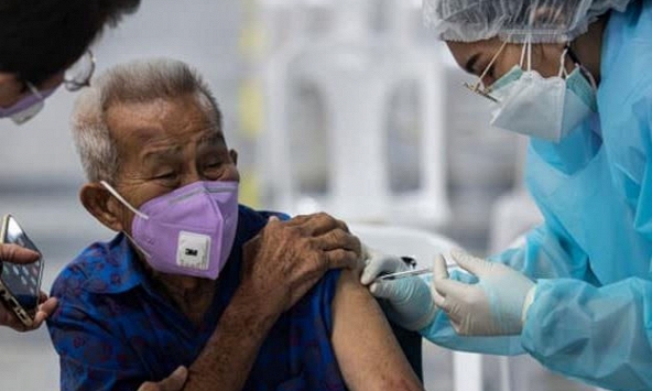 Tặng vàng, tặng nhà, thậm chí tặng cả cửa hàng tạp hóa cho người tiêm vaccine COVID-19