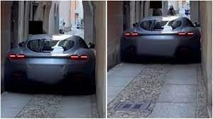 Ferrari Roma trị giá 220 nghìn USD mắc kẹt trong ngõ hẻm tại Ý