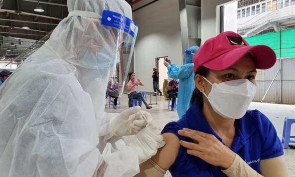 Ưu tiên tiêm vaccine cho công nhân các doanh nghiệp thực hiện '3 tại chỗ'