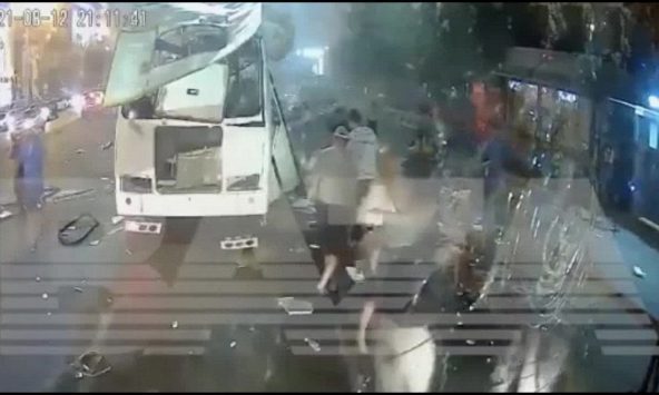 Thót tim khoảnh khắc xe buýt ở Nga phát nổ với 30 hành khách bên trong