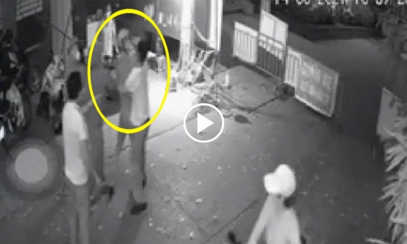 Người đàn ông đấm thẳng vào cán bộ trực chốt gây náo loạn