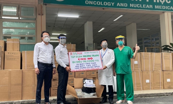 TP.HCM được trao tặng 20 máy trợ thở cùng hàng ngàn máy tạo và đo nồng độ oxy