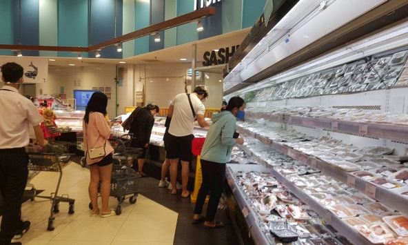 Hàng hóa siêu thị dồi dào, sức mua giảm